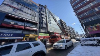 Tehlike oluşturan kar kütleleri temizlendi