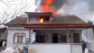 Tek katlı evin çatısı alev alev yandı