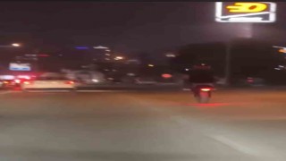 Tek teker üstünde tehlikeli yolculuk kamerada
