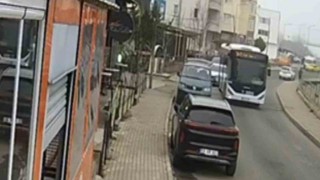 Tekirdağda otobüs park halindeki araca çarpıp kaçtı: Kaza anı kamerada