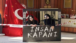 Teknoloji bağımlılığına canlı mankenlerle dikkat çektiler