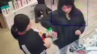 Teknoloji mağazalarına girip hırsızlık yaptılar, o anlar kamerada