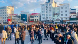 Terör örgütü elebaşı Öcalanın PKKya silah bırakma çağrısı Diyarbakırda dev ekrandan takip edildi