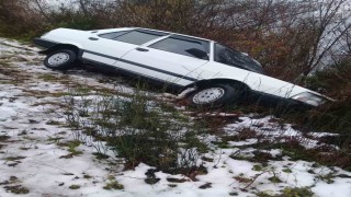 Tofaş otomobil şarampole düştü, uçuruma yuvarlanmaktan ağaçlar kurtardı