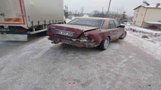 Tokatta kamyonete çarpan Mercedes otomobilin sürücüsü yaralandı