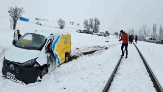 Tokatta PTT aracına tren çarptı: 1 yaralı