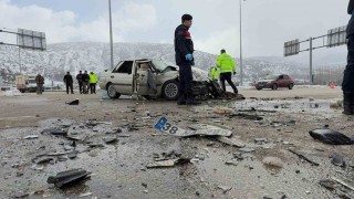 Tokatta tıra çarpan otomobildeki sürücü öldü, 2 yolcu yaralandı