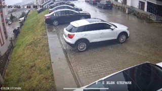 Trabzonda sitedeki kaza anı güvenlik kamerasına yansıdı