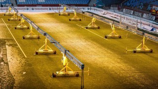 Trabzonsporun sahasında kar temizleme çalışmaları sürüyor