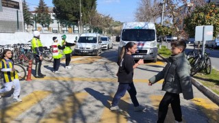 Trafik ekipleri, öğrenciler ile birlikte yaya önceliğine dikkat çekti