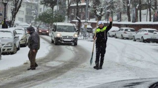 Trafik polisinden buzlu yolda düdüklü, kürekli müdahale