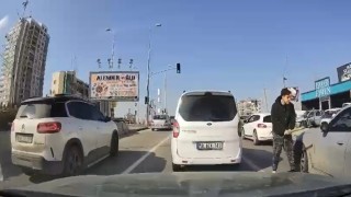 Trafikte tartıştığı kişinin aracına beyzbol sopasıyla zarar verdi