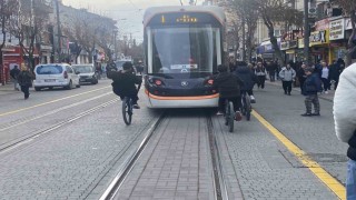 Tramvayın arkasına tutunan bisikletli çocuklar canlarını tehlikeye attı