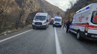 Tuncelide feci kaza: Otomobil kayaya çarptı 1, ölü 5 yaralı