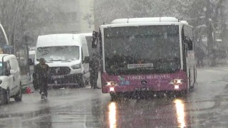 Tuncelide kar yağışı etkili olmaya başladı