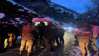 Tuncelide kar yağışı nedeniyle kayganlaşan yolda kaza: 3 yaralı