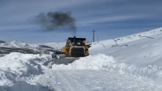 Tuncelide kardan kapanan köy yolunu açmak için çalışmalar sürüyor