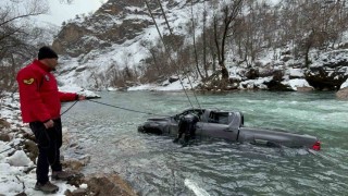 Tuncelide otomobil çaya düştü: 1 yaralı