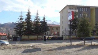 Tunceli’de Üniversite Öğrencisi 5’inci Kattan Atladı