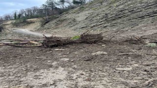 Türkelide toprak kayması: Bir köy yolu ulaşıma kapandı