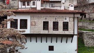 Türkiyede eşi benzeri olmayan süslemeleriyle 239 yıllık Mektepçiler Evi dikkat çekiyor