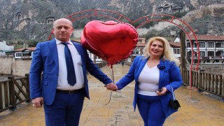 Türkiyenin en renkli aşıkları: 26 yıldır aynı renk elbiseler giyiyorlar
