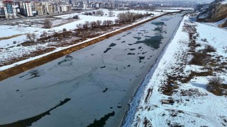 Türkiyenin en uzun nehri kısmen buz tuttu