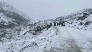 Uçuruma sürüklenen cenaze aracı, yuvarlanmaktan kaya sayesinde kurtuldu