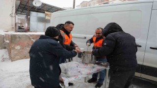 Ucuz et kuyruğunda sıcak çorba ikramı