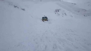 Ulaşıma kapanan yolu açmaya çalışırken çığ altında kaldı