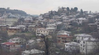 UNESCO kentinde konaklar ile tarihi yapıların çatıları beyaza büründü