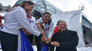 ÜNİLİG Kar Voleybolu şampiyonları kupalarını aldı
