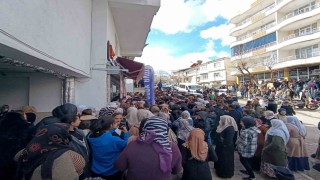 Ürünler 100 liraya satıldı, izdiham çıktı