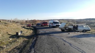 Uşakta iki otomobil çarpıştı: 1i ağır 5 yaralı