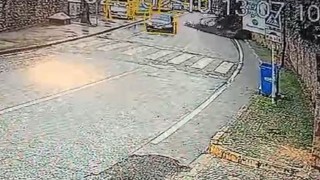 Üsküdarda istinat duvarı çöktü, bir araç toprak altında kalmaktan saniyelerle kurtuldu