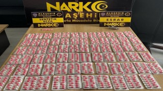 Uyuşturucu tacirinin evinden yüzlerce hap çıktı