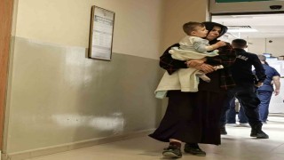 Üzerine sıcak çay devrilen bebek hastanelik oldu