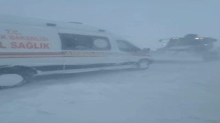 Vakaya giderken karlı yolda kalan ambulansı belediye ekipleri kurtardı