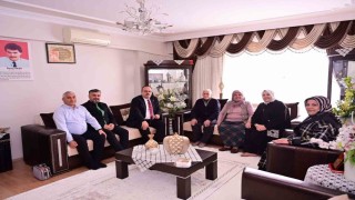 Vali Canbolat, ilk şehit öğretmen Akarın ailesine misafir oldu