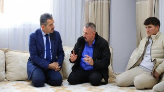 Vali Ekici, çığ altında kalan operatörü ziyaret etti