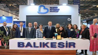 Vali Ustaoğlu, EMITTte Balıkesir standını ziyaret etti