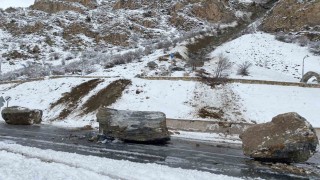 Van-Çatak kara yoluna dev kaya parçaları düştü