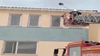 Vanda çatılarda tehlike saçan buz sarkıtları temizlendi