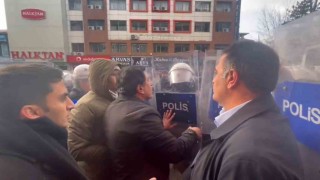 Vanda izinsiz yürüyüşte gerginlik: DEM Partili Mahmut Dindar polis kalkanını kırdı