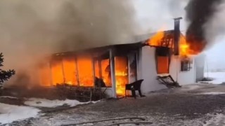 Vanda prefabrik ev alevlere teslim oldu