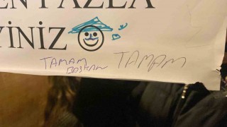 Vatandaşlar sürekli asansörün tonaj sınırını aşınca bina sakinleri her yere uyarı astı