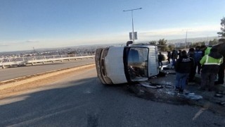 Virajı alamayan kamyonet devrildi