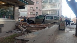 Virajı dönmeye çalışan sürücünün çarptığı otomobil direğe vurarak durabildi