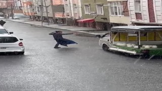 Yağan kara aldırış etmeyen seyyar satıcı sokak ortasında oynadı