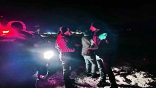 Yalovada araçlarıyla mahsur kalan 3 kişi kurtarıldı